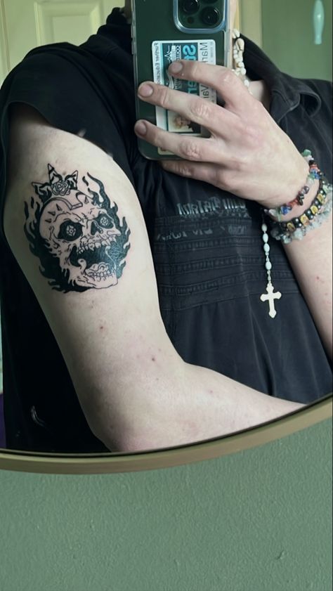 grimes visions skull tattoo Grimes Tattoo Ideas, Crystal Castles Tattoo, Grimes Visions Wallpaper, Grimes Inspired Tattoo, Grimes Wallpaper Iphone, Grimes Tattoo, Grimes Leg Tattoo, Grime Tattoo, Grimes Album Art