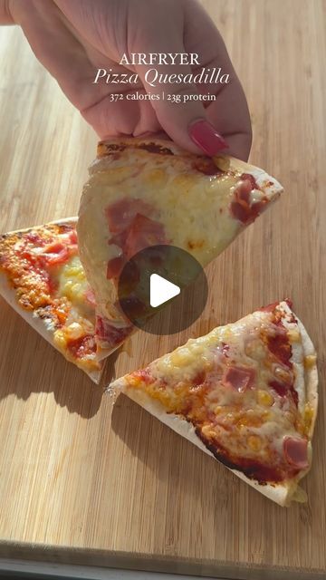 Maddie Summerhill on Instagram: "Air fryer pizza quesadilla🍕😮‍💨  Thought I’d repost this as I made it for lunch today and it was a very popular reel with 10.7M views! This is such a quick and easy lunch idea! You can add whatever you want into it, this is just all I had in the fridge 😂  Anyone else feel like they’re forever food shopping but there’s never anything in the fridge when you want it?! 🫠 haha!   I made one of these for the household, even the little one loved it!   372 calories & 23g protein!   Give this save 📌 if you love pizza and wraps! Best of both worlds 😍  Ingredients  Makes 1  -1 wrap -2 tbsp tomato Puree  -50g cheddar cheese (you can use mozzarella) -sprinkle of diced red onion -sprinkle of chopped ham  Pop it in the air fryer for 5 mins at 180c or until the chees Pizza Quesadillas, Pizza Wrap, Pizza Quesadilla, Easy Lunch Idea, Air Fryer Pizza, Pizza Wraps, Chopped Ham, Tomato Puree, Lunch Idea