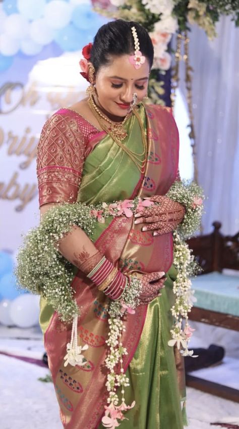 Baby Shower Looks For Mom Indian, Seemantham Photoshoot, Baby Shower Saree Indian, Dohale Jevan Photography, Godh Bharai Outfit Indian, Baby Shower Blouse Designs, Seemantham Saree Ideas, Baby Shower Saree, Baby Shower Reveal Ideas