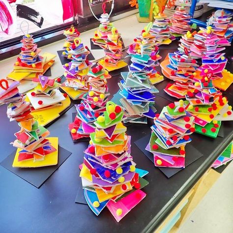 Miss Lee on Instagram: "2nd graders made some Christmas tree ornaments as one of their holiday projects. 🌲✨🥰 #arted #arteducation #artteacher #artteachersofinstagram #iteachart" Elementary Christmas Ornaments Art Projects, Christmas Art Lessons For Kindergarten, 1st Grade Christmas Art Lesson, Easy Holiday Art Projects For Kids, Art Room Christmas Tree, Christmas Art Second Grade, One Day Christmas Art Projects, Preschool Christmas Art Projects, Christmas Crafts Elementary School