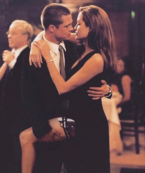 Brad Pitt and Angelina Jolie Angelina Jolie 90s, Ms Smith, International Kissing Day, Stile Kendall Jenner, Louise Brealey, Unique Couple Halloween Costumes, Movie Kisses, Halloween Parejas, Brad And Angelina