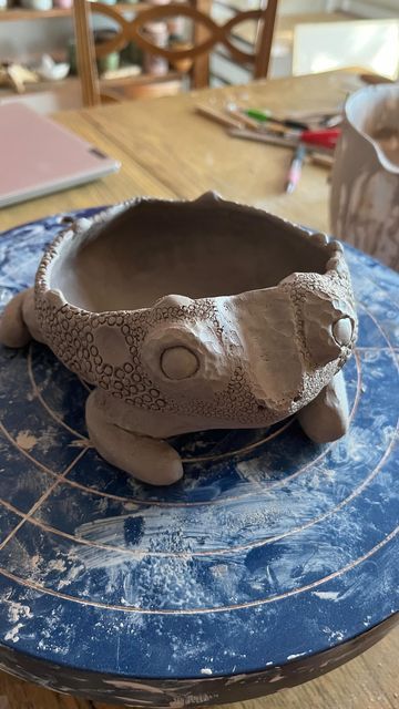 Pottery Feet Ideas, Reptile Crafts, Clay Pinch Pots, Ceramic Cute, Ceramics Inspiration, Pinch Pot, Animal Planters, Pot Ideas, Hand Building