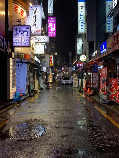 Downtown Seoul South Korea, Korea Asethic City, Night Town City Lights, Korea City Night, Korea Night Street, Korean Streets Aesthetic, Street In Korea, South Korea Night, Korea Streets Aesthetic