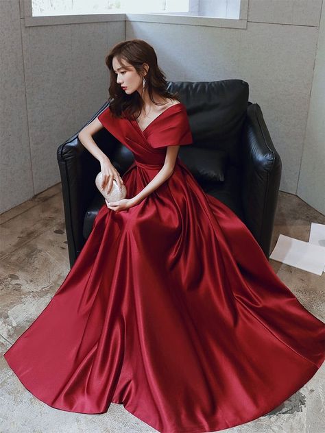 Typa Girl, Wine Red Dress, Red Satin Dress, Simple Frocks, Prom Dresses Elegant, Dress Train, Fotografi Vintage, Red Wedding Dresses, Red Dresses Classy