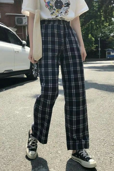 Yellow Pants Outfit, Celana Jogger Wanita, Plaid Pants Outfit, Yellow Plaid, Vintage Pants, Plaid Pants, Korean Street Fashion, Retro Outfits, Outfits Aesthetic