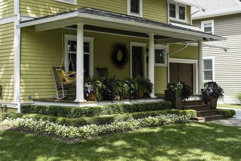 32 Front Porch Ideas For Small Houses - Home Decor Bliss 2 Story Porch, Ideas For Small Houses, Decorate Front Porch, Small House Pictures, Porch Small, Front Porch Pictures, Small Front Porch Ideas, White Wicker Furniture, Porch Bench