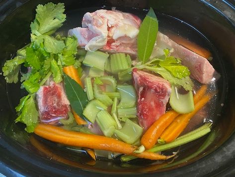 Bone broth for pets: benefits and recipe Benefits Of Bone Broth, Beef Gelatin, Treat Recipes, Collagen Protein, Good Bones, Growth Hormone, Dog Treat Recipes, Dog Treat, Bone Broth