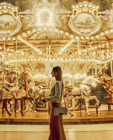 Carousel Photo Ideas, Carousel Pictures, Carousel Photography, Carousel Aesthetic, Carousel Maternity Photoshoot, Carousel Photoshoot, Janes Carousel, Beto Carrero World, Tara Milk Tea