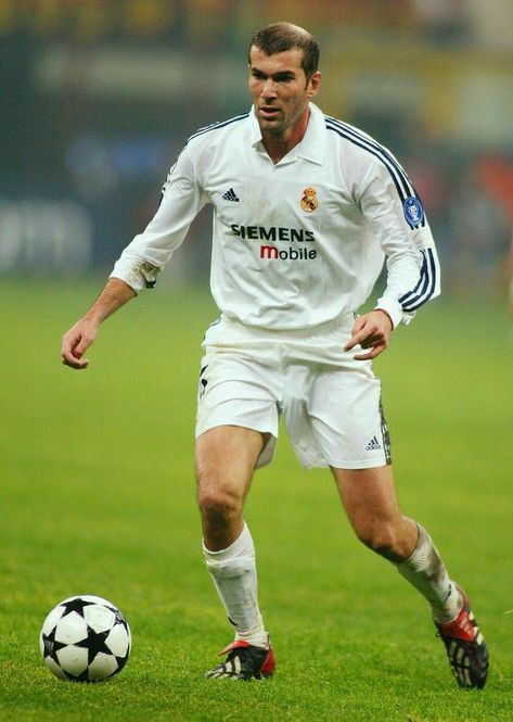 Zidane Real Madrid, Zinedine Zidane Real Madrid, French Football Players, زين الدين زيدان, Football Or Soccer, Team Goals, Real Madrid Wallpapers, Madrid Wallpaper, Football Legends