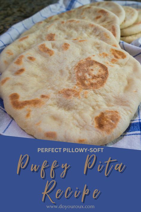 Perfectly browned pita bread, lined up on a towel Soft Pita Bread Recipe, Fried Pita Bread, Dinner On The Go, Pita Pocket Recipes, Bread Flour Recipe, Pizza Pasta Salad, Pita Recipe, Pita Bread Recipe, Pita Recipes