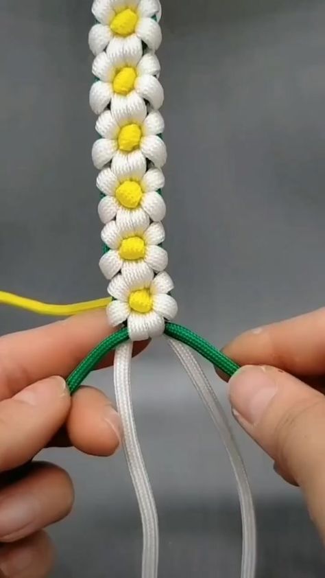 Whats ur favorite flower? I love roses. Here’s a daisy chain tutorial if ur bored, u just need shoe laces! #tutorial #howto #fyp Pola Macrame, Beginner Knitting, Diy Bracelets Tutorials, Knots Diy, Rope Crafts Diy, Bracelet Craft Diy, Diy Friendship Bracelets Patterns, Scarf Knitting, Diy Bracelets Easy