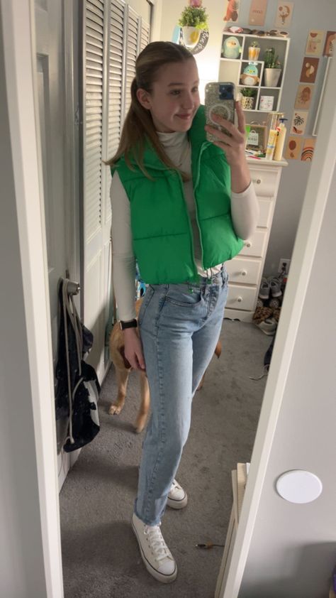 Green Cropped Puffer Vest Outfit, Colored Puffer Vest Outfit, Outfits With Green Vest, Purple Puffer Vest Outfit, Green Puffer Vest Outfit, Cropped Puffer Vest Outfit, Vest Jacket Outfit, Green Vest Outfit, Green Puffer Vest