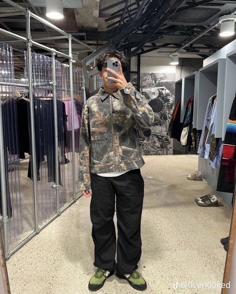 Photo - Google Photos Mens Streetwear 2023, Camo Jacket Outfit, Rockstar Fashion, Black Men Fashion Urban, Cool Music, Popular Clothing, Future Clothes, Mens Trendy Outfits, Street Fashion Men Streetwear