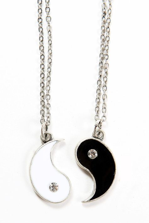 Ya Ying And Yang Necklace, Ying Yang Necklace, Friends Jewelry, Bff Jewelry, Pretty Jewelry Necklaces, Nike Shoes Girls, Friend Jewelry, Best Friend Necklaces, Magical Jewelry