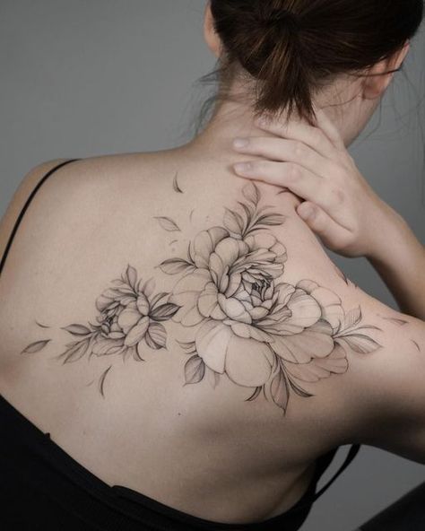 Paris Tattoo Artist, Tattoo On Back Of Shoulder, Back Tattoo Flowers, Shoulder Tattoos Women, Floral Back Tattoo, Anastasia Tattoo, Best Flower Tattoos, Flower Hip Tattoos, Beautiful Back Tattoos