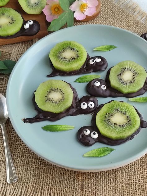 This fun and easy kiwi turtles recipe is perfect for a healthy snack or a playful dessert. This will surely love by kids and adults. Kiwi Turtles, Turtle Dessert Recipes, Fish Bowl Jello, Turtles Recipe, Turtle Dessert, Turtle Recipe, Jello Cups, Chocolate Dipped Fruit, Cold Appetizers