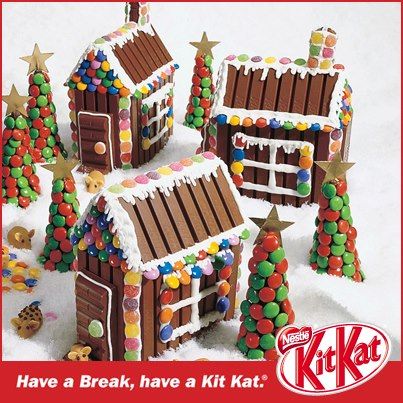 Kit Kat "gingerbread" house Quick Sweets, Gingerbread Contest, Xmas Recipes, Decorating Food, Christmas Eats, Candy Ideas, Food Christmas, American Holidays, Christmas Houses