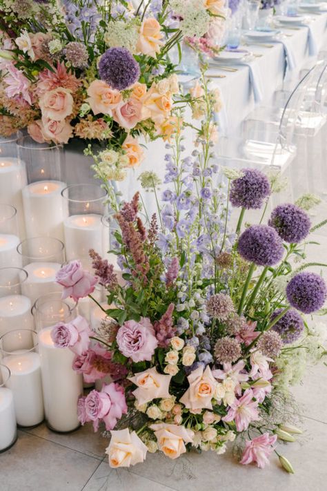 Bridgerton Flower Arrangements, Purple Green Wedding Theme, Bridal Table Flowers Arrangements, Lavanda Wedding, Lilac Wedding Colors, Bridal Table Flowers, Lilac Wedding Themes, 2024 Wedding Trends, Bridgerton Style