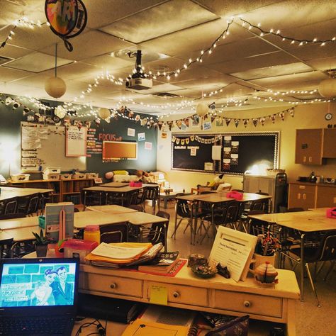 Messy Classroom Aesthetic, Social Studies Classroom Aesthetic, Aesthetic English Classroom, Cute Classrooms Highschool, Classroom Designs High School, Classroom Set Up Highschool, Cozy English Classroom, Nostalgic Classroom Aesthetic, Classroom Aesthetic Decor