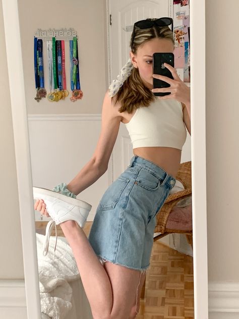 Here is an inspiration for a casual basic girl outfit 2021 Pale Girl Outfits, Basic Girl Outfit, Outfit For Summer, Pale Girl, Basic Girl, Normal Body, Body Outfit, Vision Boards, Girls Summer Outfits