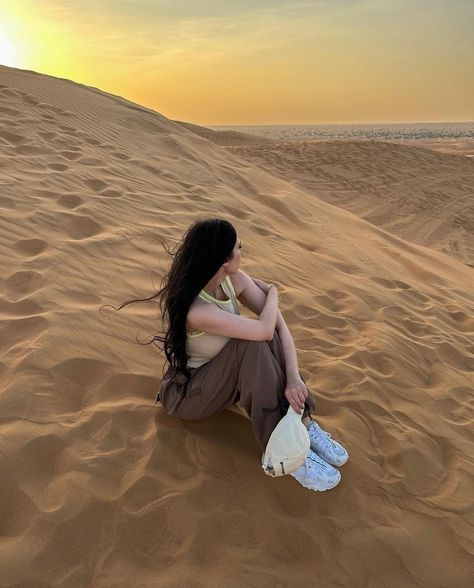 Desert Pose Ideas, Egypt Photo Ideas, Mountain Poses Photo Ideas, Dubai Photography Ideas, Desert Photoshoot Ideas, Dead Blonde, Dubai Photoshoot, Dubai Safari, Desert Photoshoot