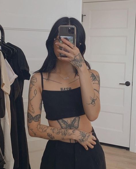 Tattoo Mirror Selfie, Tattoo Mirror, Insta Influencer, Different Eyeliner Styles, Eyeliner Styles, Piercing Tattoo, Alter Ego, Tattoos For Women, Tatting