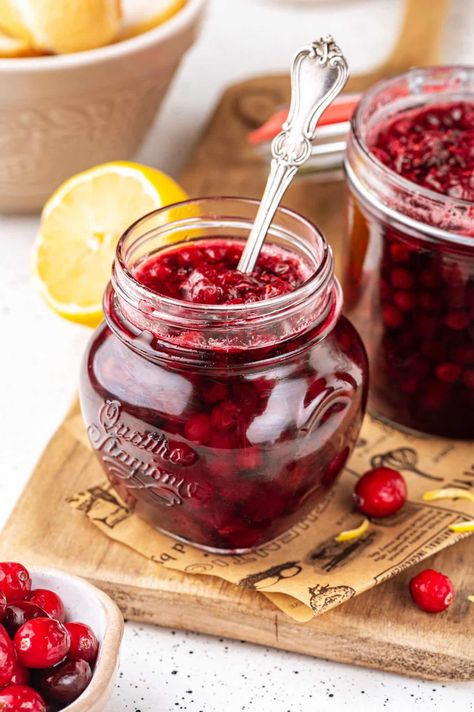 cranberry-sauce-in-glass-jars-with-a-spoon-on-a-wooden-board Canned Cranberries, Cranberry Jelly, Tomato Soup Easy, Cranberry Jam, Frozen Cranberries, Thanksgiving And Christmas, Fruit Jelly, Jelly Recipes, Fruit Jam