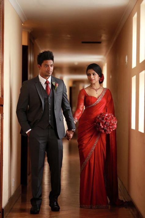 Red Saree Pre Wedding Shoot, Indian Wedding Bride Groom, Red Saree Bridal Receptions, Reception Look For Couple, Simple Red Saree Bride, Red Saree Bride And Groom, Indian Bride And Groom Reception Outfits, Reception Look For Bride And Groom, Indian Wedding Saree For Bride