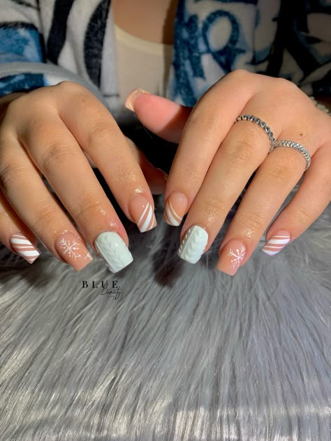 White Christmas Nails Short, White Christmas Nails, Short Christmas Nails, Red Christmas Nails, Cute Christmas Nails, Short Square Nails, Dope Nail Designs, Nails Christmas, White Nail Designs