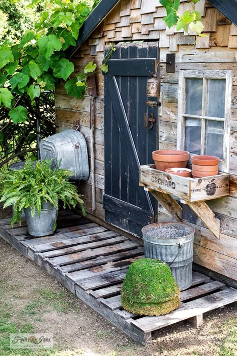 Learn how to make a quick and easy pallet porch for a garden shed! Rustically charming as a front step or displaying planters and flower pots! Click to read full tutorial. Pallet Porch, Cottage Garden Sheds, Garden Shed Interiors, Shed With Porch, Terrasse Design, Pallet Shed, Shed Decor, Potting Benches, Greenhouse Shed