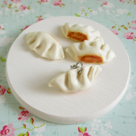 Polymer Clay Kawaii Food, Spring Hobbies, Clay Dumpling, Mini Gifts For Friends, Dumpling Keychain, Clay Charm Ideas, Food Clay, Kawaii Polymer Clay, Clay Idea