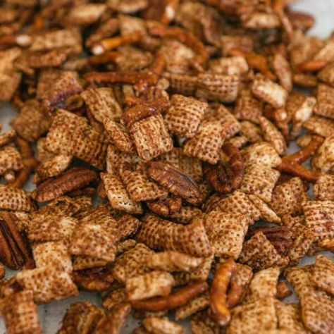 Spicy Maple Chex Mix with Pecans and Pretzels - Two Market Girls Spicy Pretzels Recipe, Chex Mix Recipes Spicy, Easy Vegan Snack, Spicy Pretzels, Vegan Snack Recipes, Chex Mix Recipes, Snack Prep, Vegan Snack, Pretzels Recipe