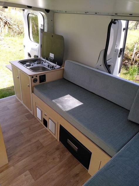 Renault Trafic : avril 2022 - Rêve en Van Renault Trafic Camper Conversion, Renault Trafic Camper, Horse Truck, Car Living, Campervan Life, Build A Camper Van, Build A Camper, Camper Makeover, Renault Master