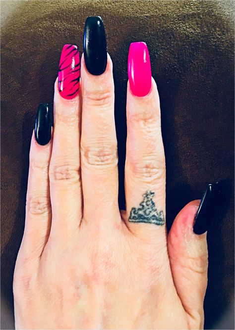 Black with hot pink long nails and accent nail Nails Fucsia Hot Pink And Black, Gel Nail Designs Hot Pink, 1 Accent Nail, Hot Pink Long Nails, Hot Pink Black Nails, Hot Pink And Black Nails Acrylics, Neon Pink And Black Nails, Black And Hot Pink Nails, Hot Pink And Black Nails