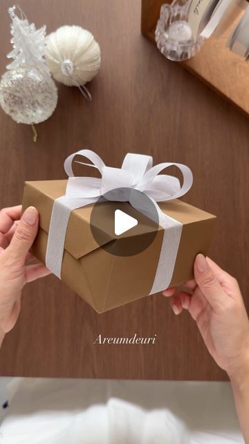 Brown Box Christmas Wrapping, Ribbon On Presents, Bows For Presents, Ribbon Wrapping, Ribbon Box, Box Ribbon, Gifts Wrapping Diy, Brown Paper Packages, Diy Bows