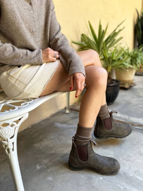 Blundstone Thermal Boots Outfit, Blundstone Womens Outfit, Blundstone Fashion Woman, Blundstone 500 Women Outfit, Birkenstock Boots Women Outfit, Blundstones And Skirts Outfit, Women’s Blundstone Boots, Birkenstock Boots Women, Spring Blundstone Outfit