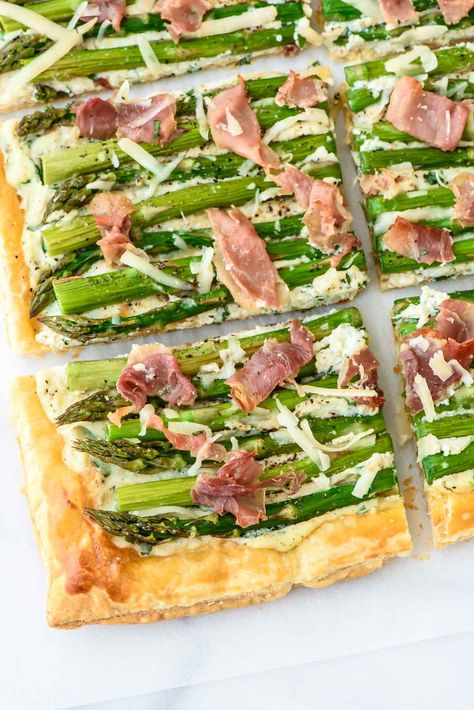 This Asparagus Tart is GORGEOUS and EASY! A delicious appetizer, main dish, or brunch! @wellplated Tart Appetizer, Asparagus Tart Recipes, Tart With Puff Pastry, Asparagus And Prosciutto, Baking Savory, Asparagus Appetizer, Easy Asparagus, Easy Asparagus Recipes, Salad Appetizer Cups