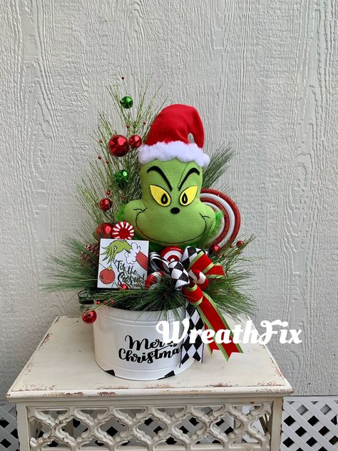 Grinch Table Centerpiece, Grinch Centerpiece Ideas, Grinch Centerpiece, Grinchmas Decor, Grinch Sign, Grinch Decor, White Container, Grinch Crafts, Christmas Party Crafts