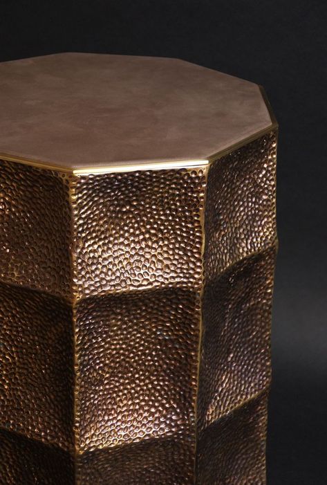 Le mobilier d'art de Laura Demichelis apporte singularité et préciosité a votre projet d'aménagement intérieur. Cette table basse ou tabouret d'appoint est entierement fabriquée à la main en bronze patiné. Options de finition et tarifs sur demande. Bronze Art, Table Stool, Art Furniture, Toulouse, D Art, Ottoman, Side Table, Hand Crafted, Furniture