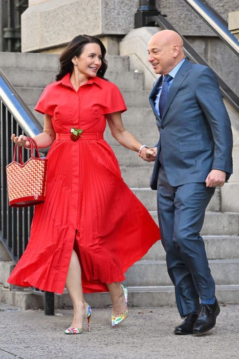 Charlotte And Just Like That, Red Shirt Dress Outfit, And Just Like That Outfits, Satc Charlotte, Charlotte York Outfits, Miranda Hobbs, Cinema Costume, Sarah Jessica Parker Street Style, Vivienne Westwood Wedding Dress