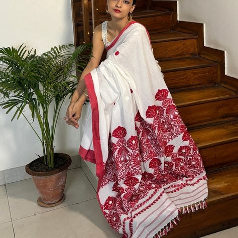 ArrasClothing - Etsy India Bright Saree, Assamese Saree, Saree Ideas, Clean Fashion, Traditional Saree, Handwoven Fabric, Durga Puja, Future Wife, Indian Traditional