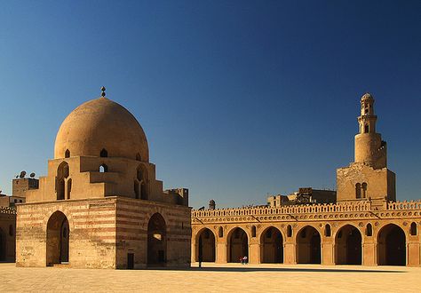 Spanish Mosque, Famous Mosques In World, Old Mosque, Islamic Golden Age Architecture, Sultan Qaboos Grand Mosque, Medina Mosque, Mughal Architecture, Mosque Architecture, Old Egypt