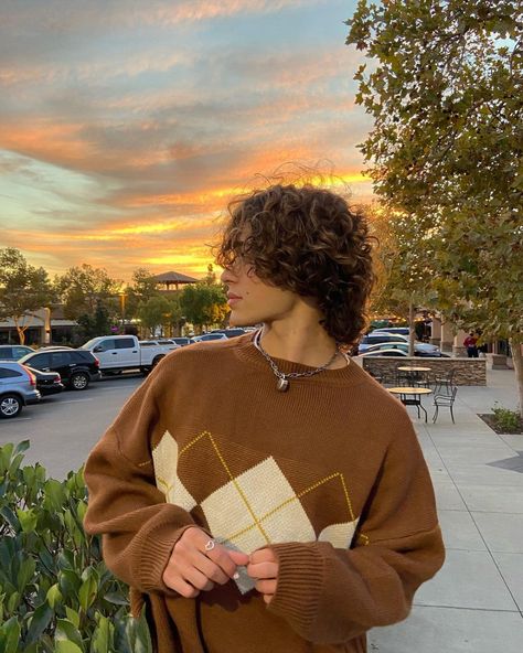 @pjcooltomasi • Instagram photos and videos Soft Boy Outfits Pastel, Granola Boy Aesthetic Outfits, Granola Boy Outfits, Guy Outfits Aesthetic, Soft Boy Outfits, Soft Boy Aesthetic, Outfits Pastel, Men Haircut Curly Hair, Soft Boy