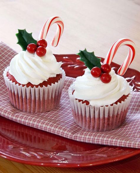 Cupcake New Year, Red Velvet Cupcakes Christmas, New Years Cupcakes Ideas, Christmas Red Velvet Cupcakes, Cupcakes Decoration Christmas, Red Velvet Cupcake Decorating Ideas, New Year Cupcakes Ideas, Cupcake Christmas Decorations, Christmas Cupcake Decorating Ideas