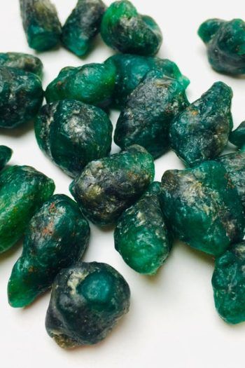 Raw Emerald Crystal, Green Stone Jewelry, Energy Vibration, Emerald Engagement Ring Green, Emerald Crystal, Reiki Stones, Raw Emerald, Raw Crystals, Fine Minerals