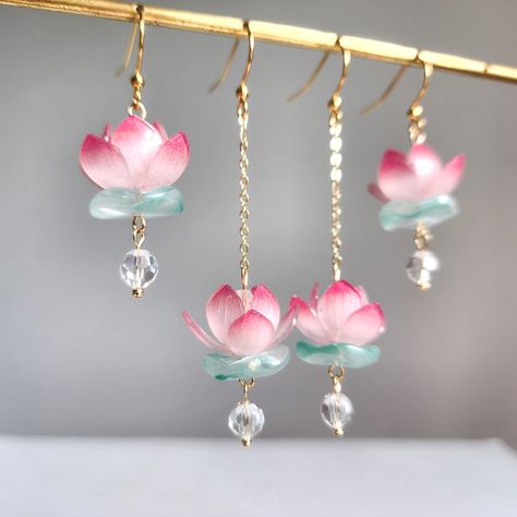 Genshin Impact Earrings Clay, Water Lily Earrings, Lotus Flower Earrings, Pretty Jewellery Earrings, Cute Handmade Jewelry, Lotus Accessories, Unique Diy Earrings Ideas, Wisteria Earrings, Subtle Earrings