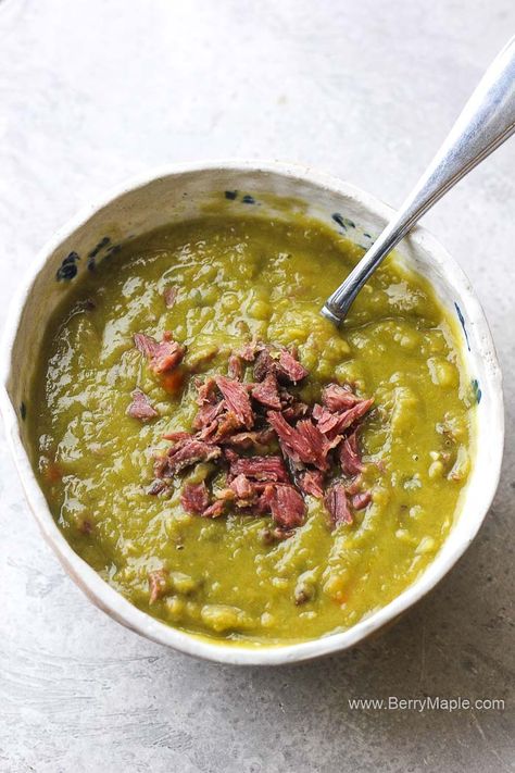 In this post i will show you how to cook a delicious comforting split pea soup in your Instant Pot. We are going to make it with smoked turkey legs or turkey necks, which will bring lots of flavor and texture to your pressure cooker soup. Soup With Smoked Turkey, Smoked Turkey Soup, Split Pea Ham Soup, Turkey Neck Recipe, Split Pea And Ham Soup, Soup Sunday, Sautéed Veggies, Leftover Turkey Soup, Smoked Turkey Legs