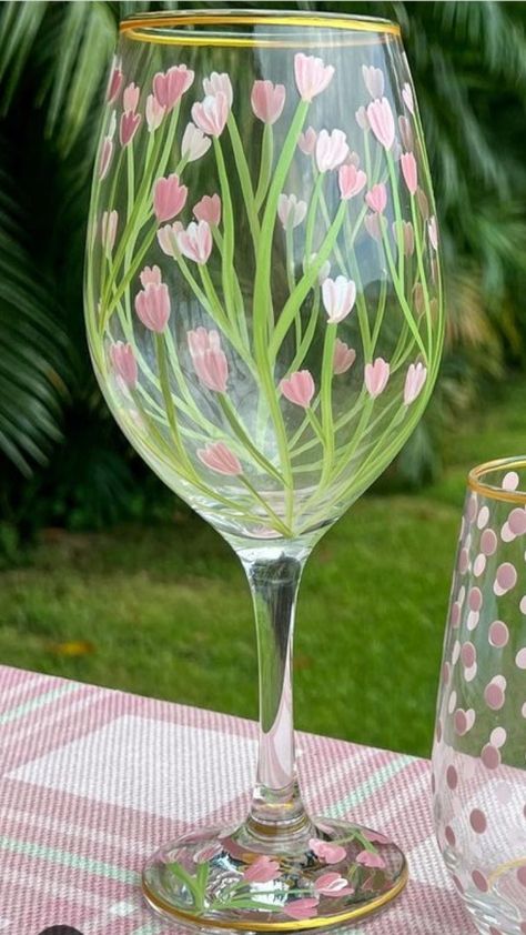 Painted Wine Glasses Ideas Simple, Decorating Wine Glasses, Painted Wine Glasses Flowers, Wine Glass Painting Ideas Easy, Hand Painted Wine Glasses Diy, Glass Painting Ideas, Bottle Art Projects, Diy Wine Glasses Painted, Christmas Wine Glasses