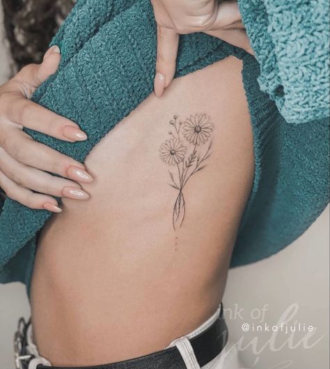 Tattoo Ideas Female Side Ribs Flower, Dainty Flower Bouquet Tattoo Placement, Daisy Tattoo Side Rib, Side Tattoos Flowers, Daisy Side Tattoo, Dandelion Tattoo Ribcage, Flower Bouquet On Ribs Tattoo, Dandelion Rib Tattoo, Flower With Writing In Stem Tattoo