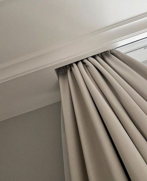 Bedroom Curtain Ideas, Cornice Design, Bedroom Curtain, Plain Curtains, Modern Villa Design, Furniture Details Design, Ceiling Detail, Curtain Ideas, Home Design Living Room